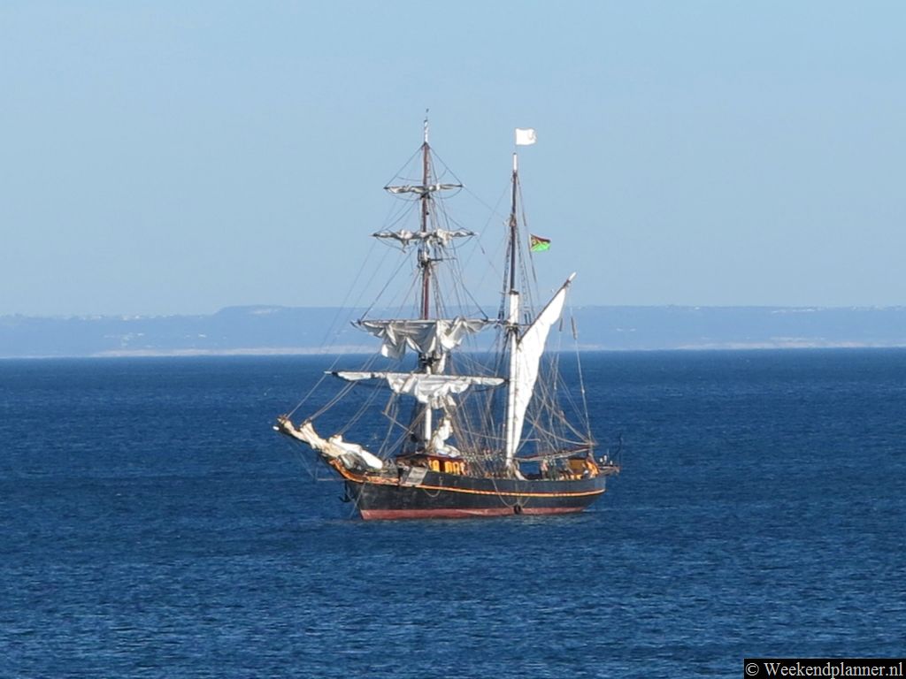 Langs de kust  van Cascais zie je regelmatig mooie schepen voorbij varen. Dit is een rondvaartboot.Tip: Vervoer langs de Taag vanuit Lissabon.